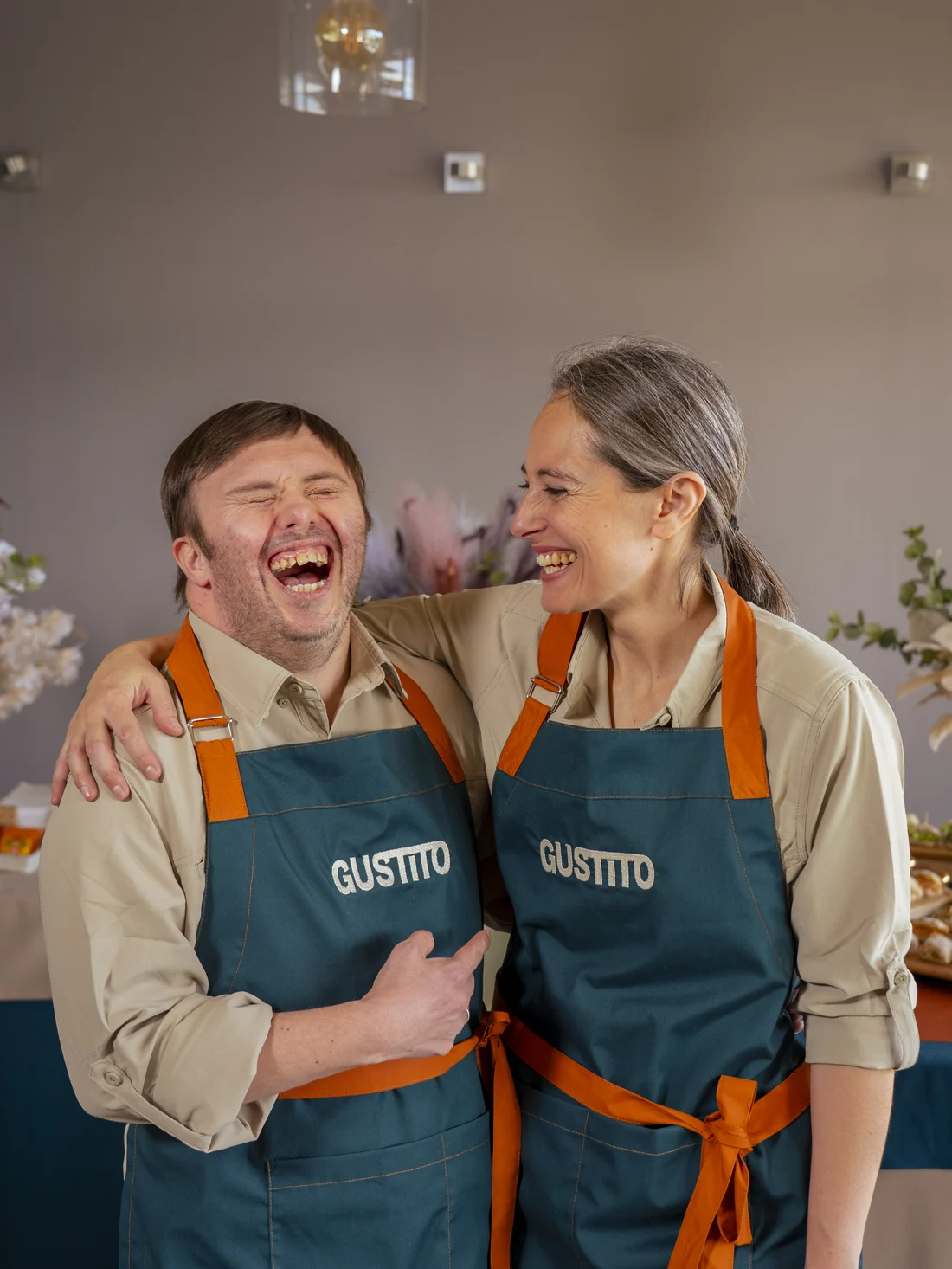 Francisca y Daniel riéndose a carcajadas, abrazados