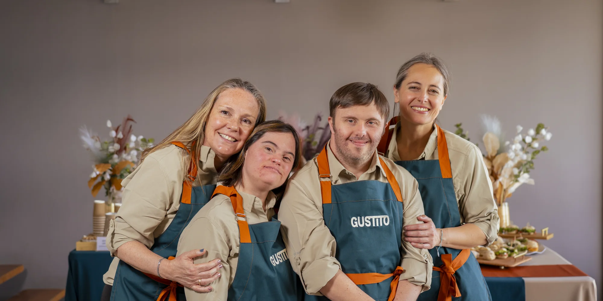 El equipo de Gustito abrazado y sonriendo: Francisca, Camila, Daniel y Mónica