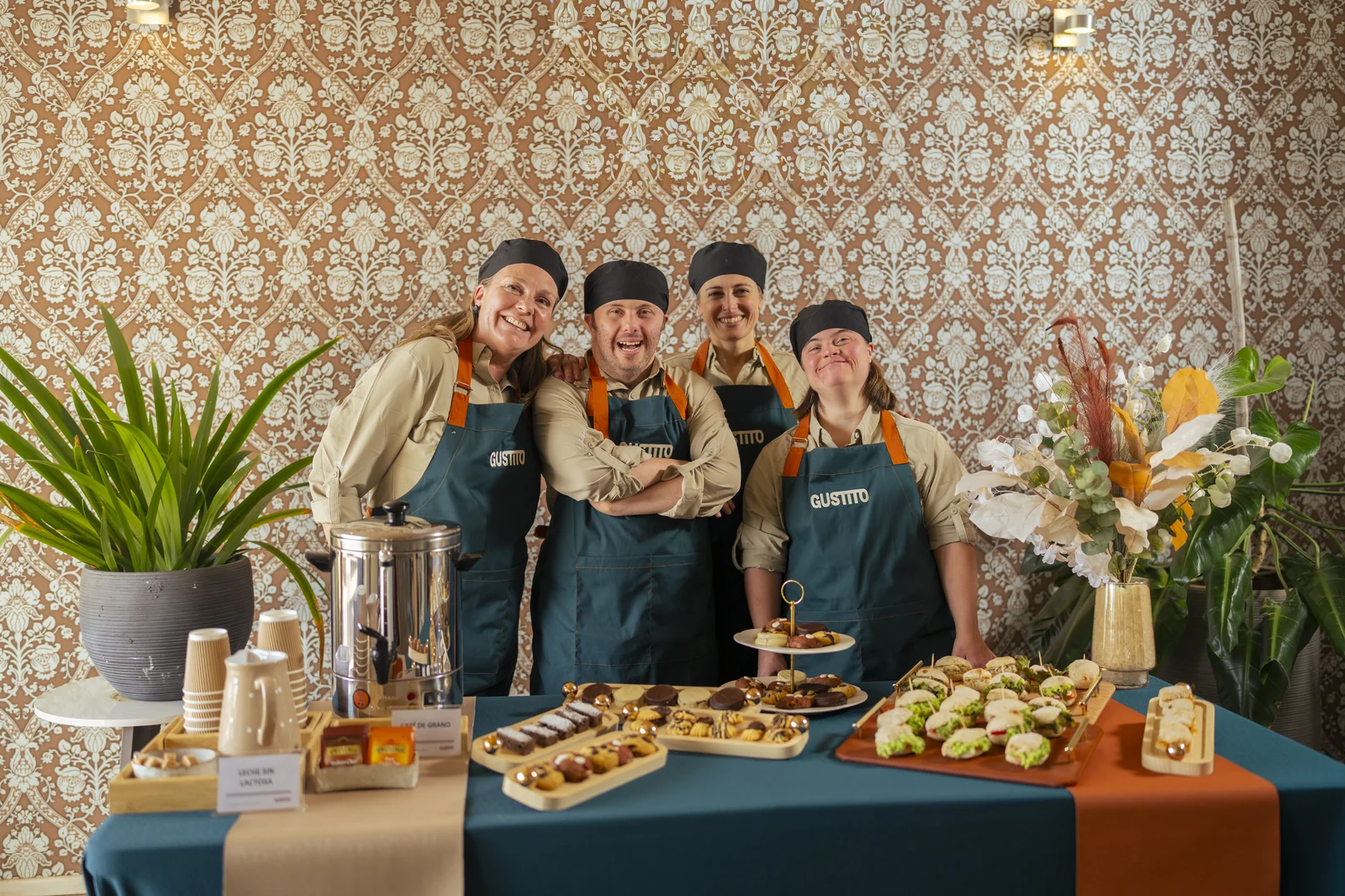 El equipo completo de Gustito detrás de una mesa montada