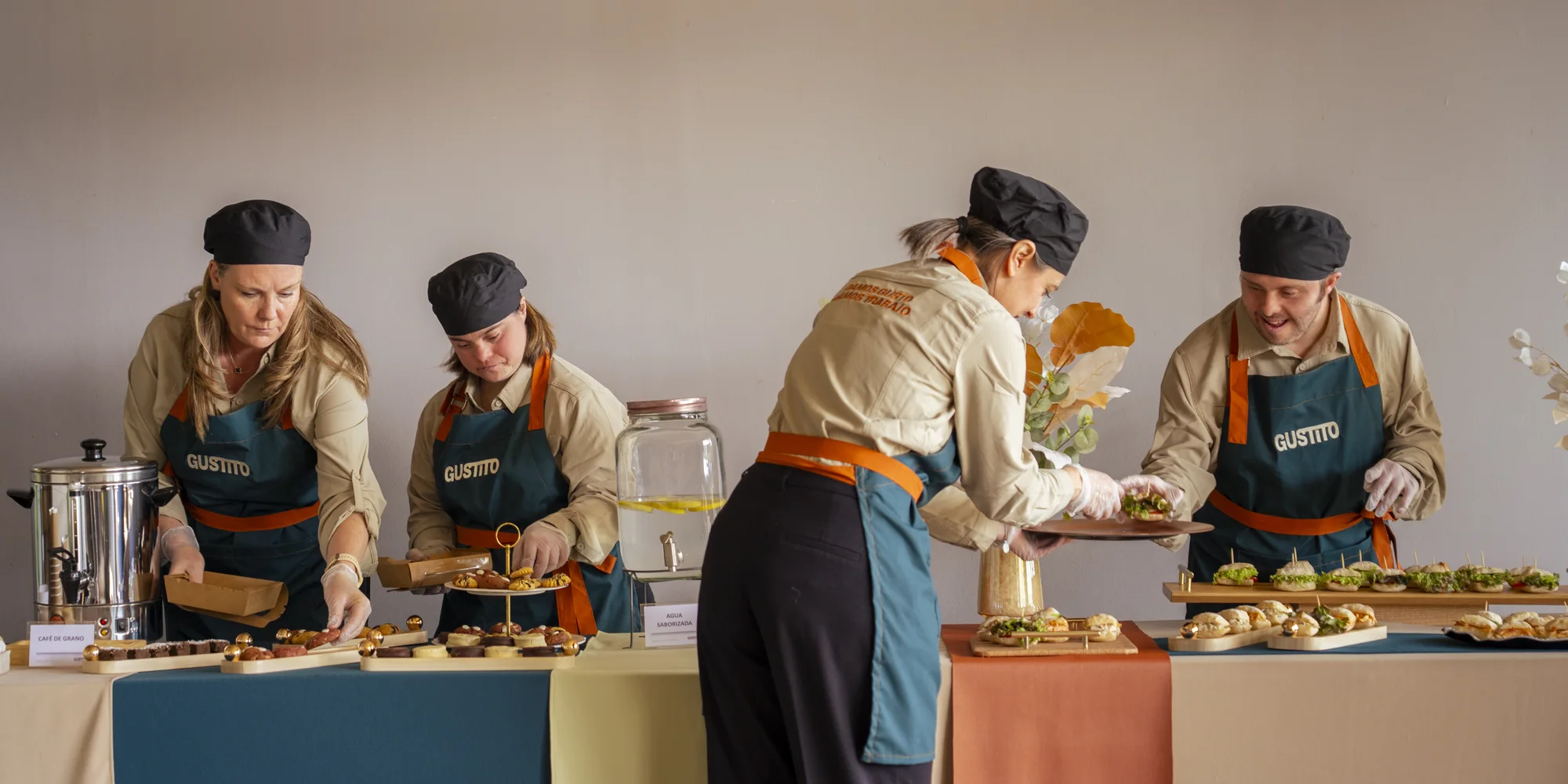 El equipo completo de Gustito montando la mesa, cada uno en su puesto